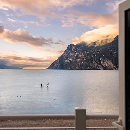Hotel Baia Azzurra - Lake Front Torbole Sul Garda Екстер'єр фото