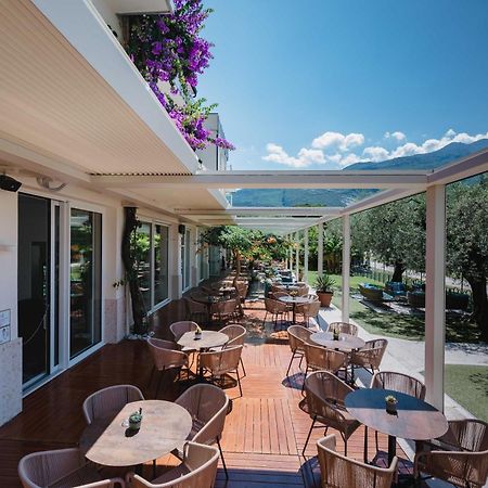Hotel Baia Azzurra - Lake Front Torbole Sul Garda Екстер'єр фото