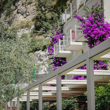 Hotel Baia Azzurra - Lake Front Torbole Sul Garda Екстер'єр фото