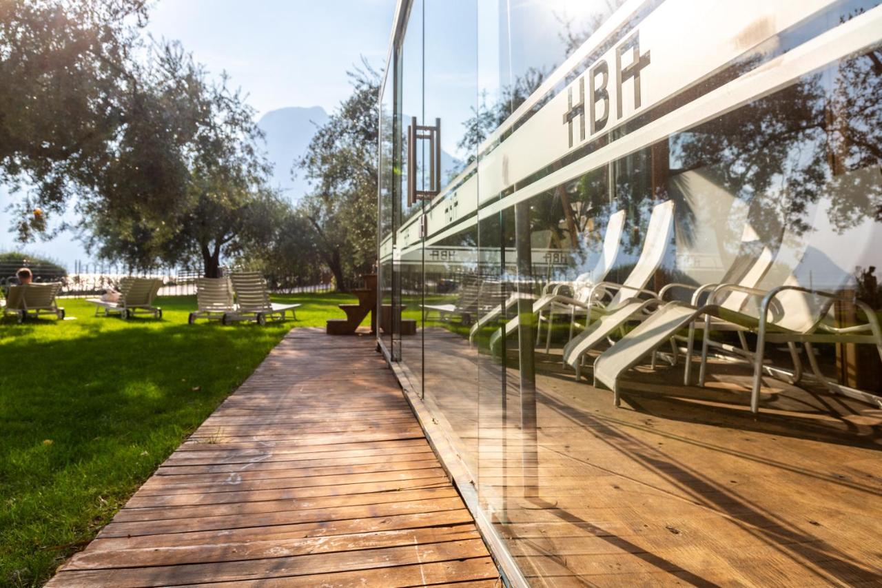 Hotel Baia Azzurra - Lake Front Torbole Sul Garda Екстер'єр фото