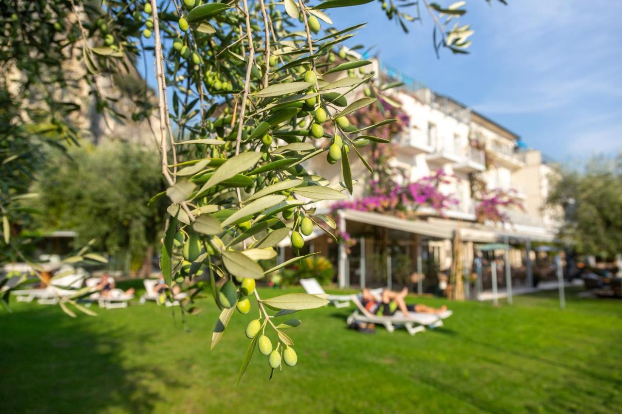 Hotel Baia Azzurra - Lake Front Torbole Sul Garda Екстер'єр фото