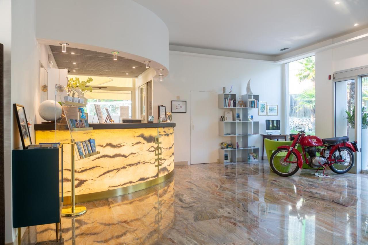Hotel Baia Azzurra - Lake Front Torbole Sul Garda Екстер'єр фото