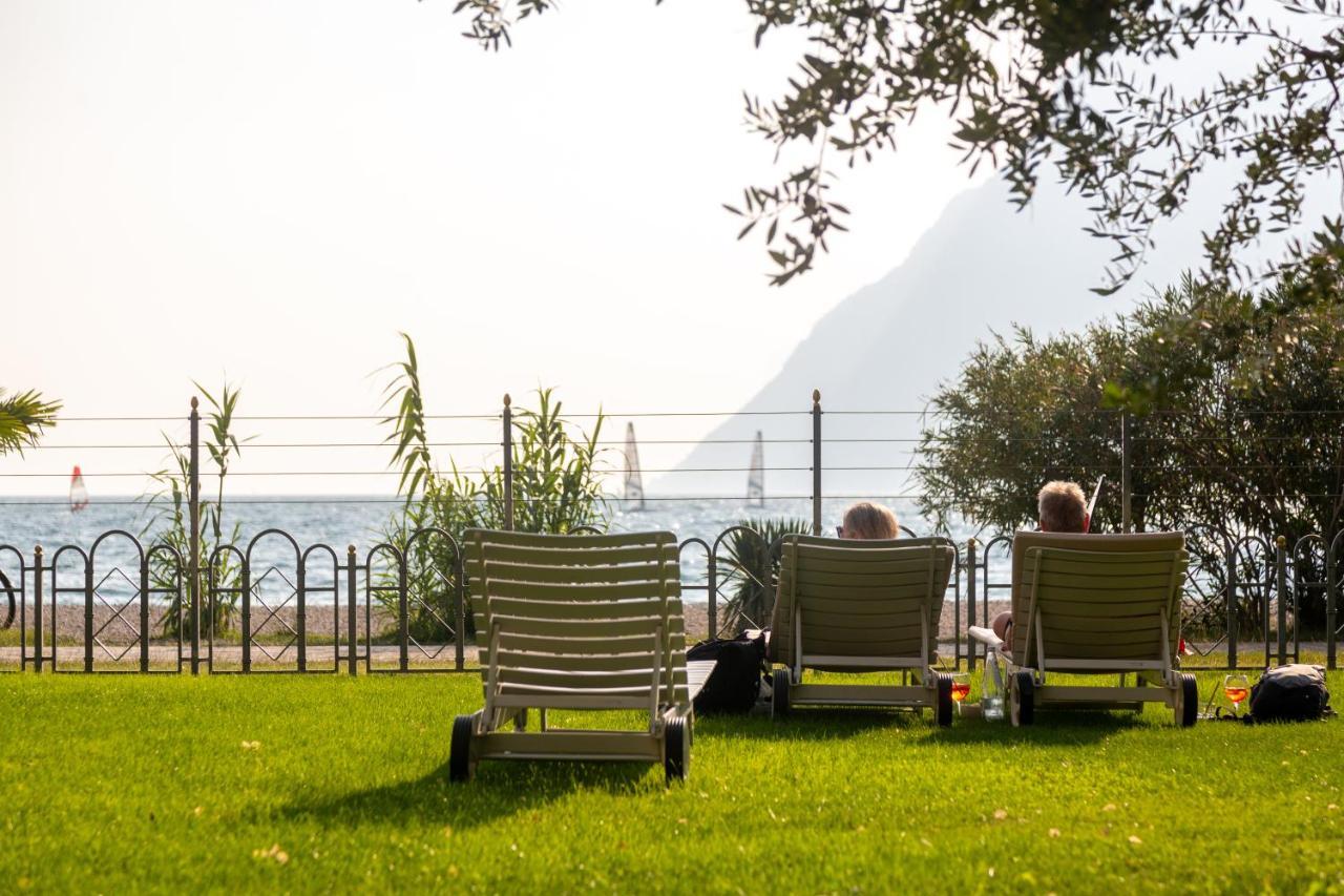 Hotel Baia Azzurra - Lake Front Torbole Sul Garda Екстер'єр фото