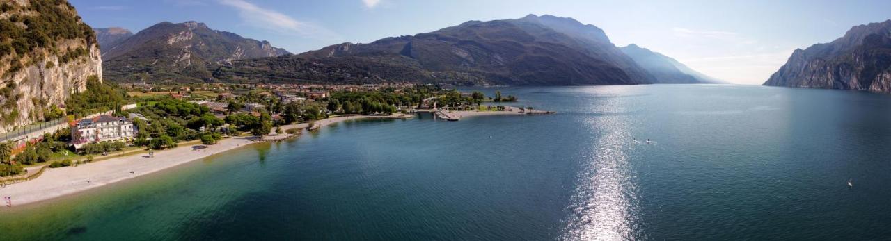 Hotel Baia Azzurra - Lake Front Torbole Sul Garda Екстер'єр фото