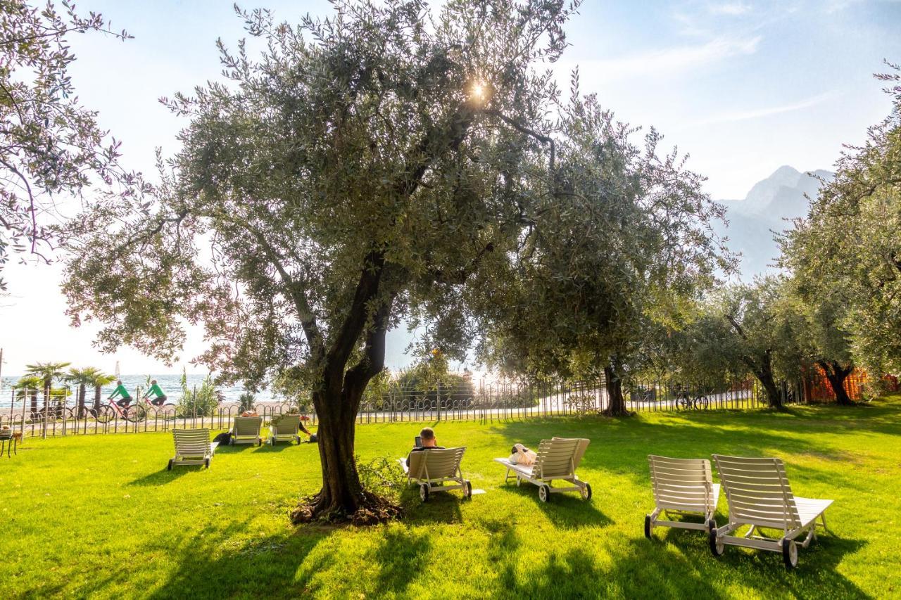 Hotel Baia Azzurra - Lake Front Torbole Sul Garda Екстер'єр фото