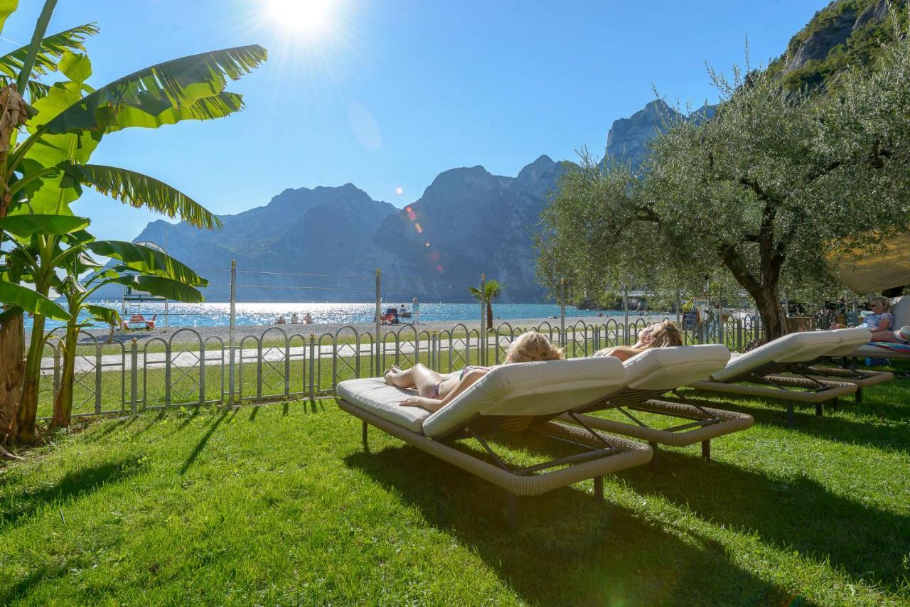 Hotel Baia Azzurra - Lake Front Torbole Sul Garda Екстер'єр фото