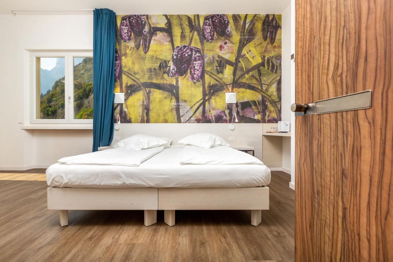 Hotel Baia Azzurra - Lake Front Torbole Sul Garda Екстер'єр фото
