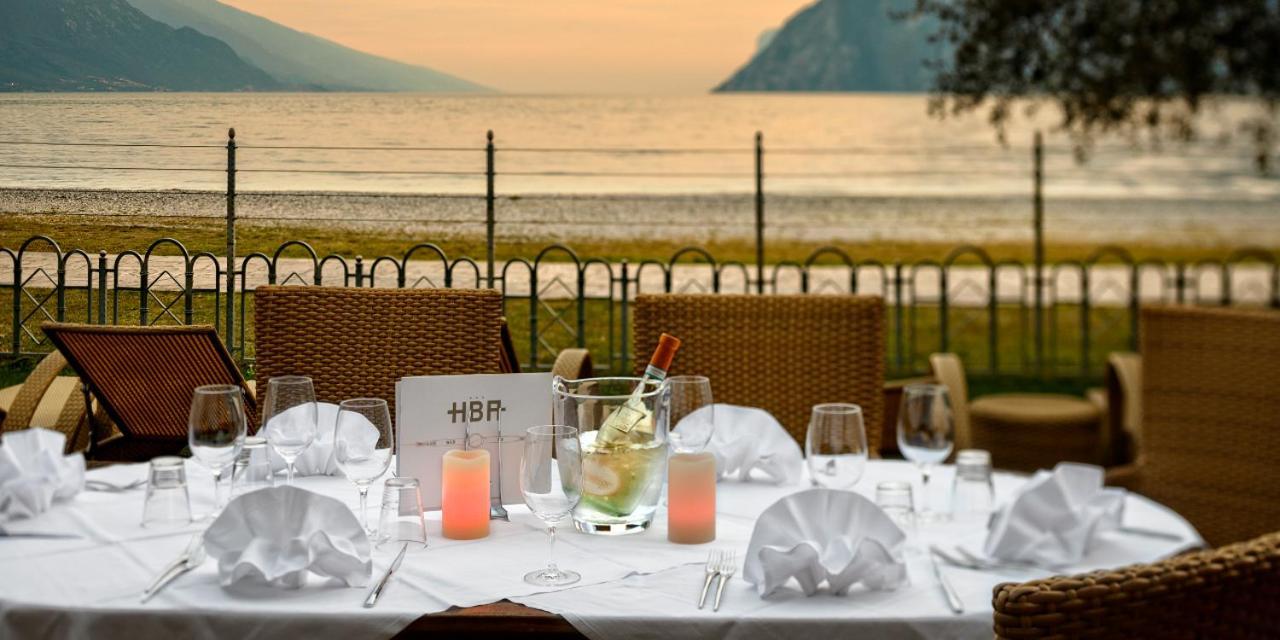 Hotel Baia Azzurra - Lake Front Torbole Sul Garda Екстер'єр фото