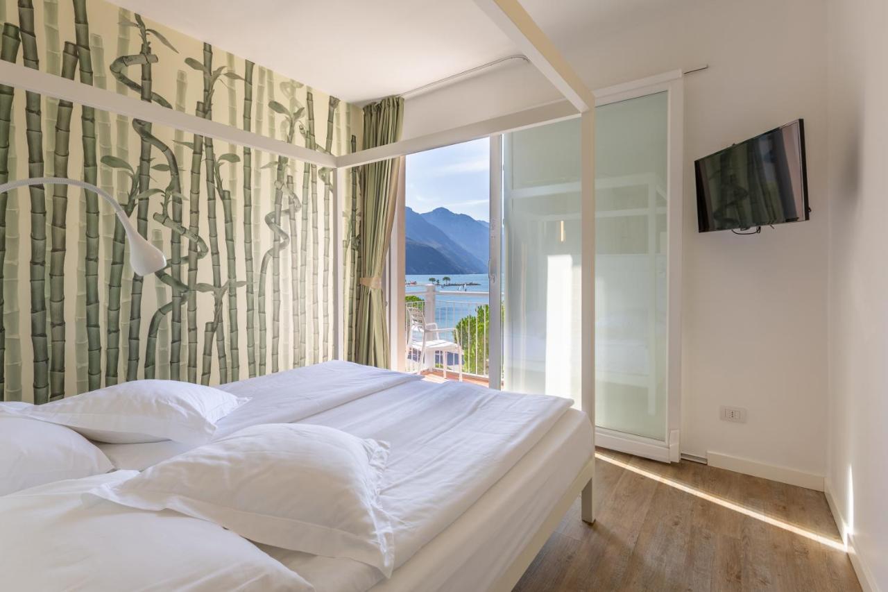 Hotel Baia Azzurra - Lake Front Torbole Sul Garda Екстер'єр фото