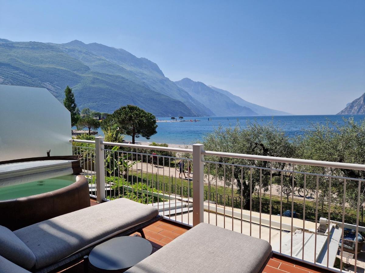 Hotel Baia Azzurra - Lake Front Torbole Sul Garda Екстер'єр фото