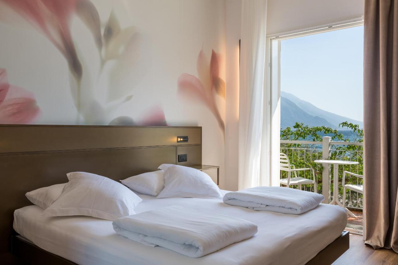 Hotel Baia Azzurra - Lake Front Torbole Sul Garda Екстер'єр фото