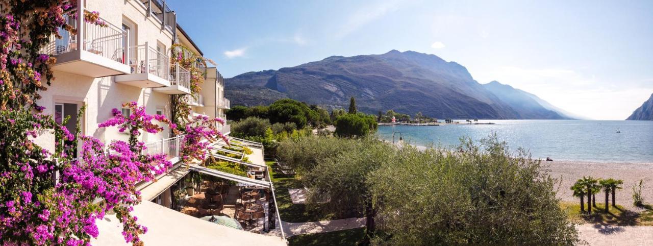 Hotel Baia Azzurra - Lake Front Torbole Sul Garda Екстер'єр фото