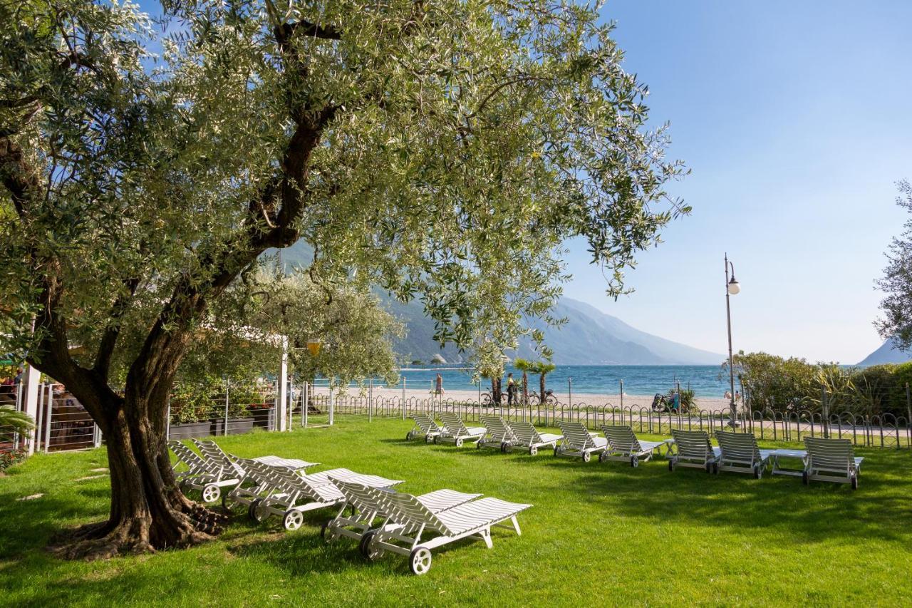 Hotel Baia Azzurra - Lake Front Torbole Sul Garda Екстер'єр фото