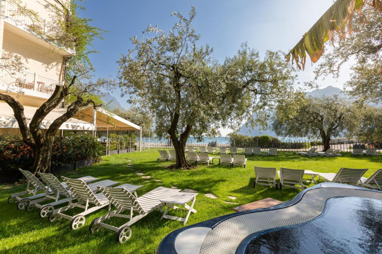 Hotel Baia Azzurra - Lake Front Torbole Sul Garda Екстер'єр фото