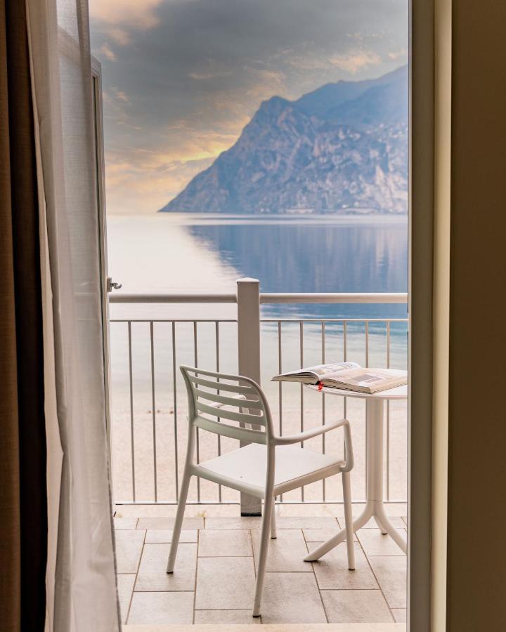 Hotel Baia Azzurra - Lake Front Torbole Sul Garda Екстер'єр фото