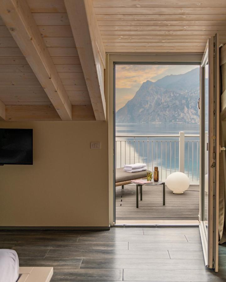 Hotel Baia Azzurra - Lake Front Torbole Sul Garda Екстер'єр фото