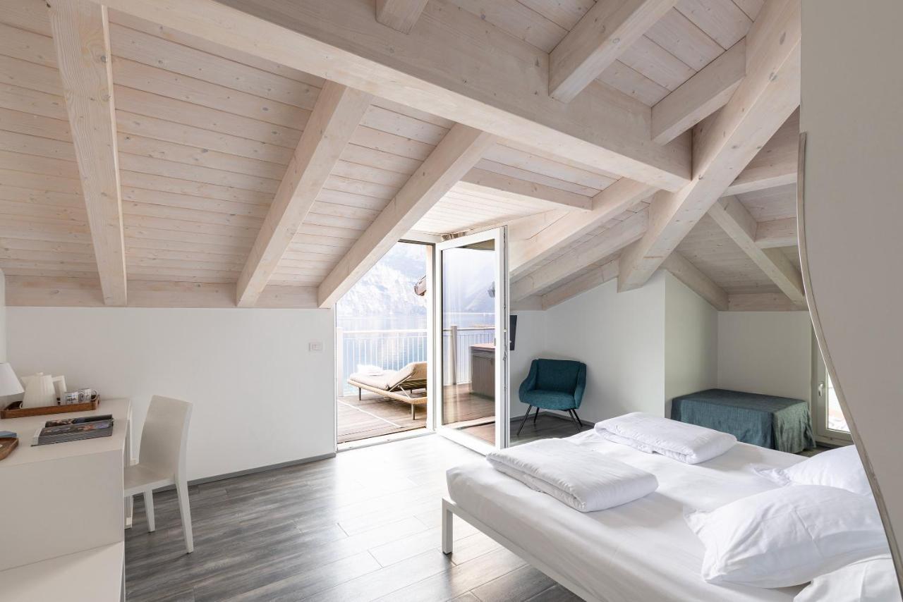 Hotel Baia Azzurra - Lake Front Torbole Sul Garda Екстер'єр фото