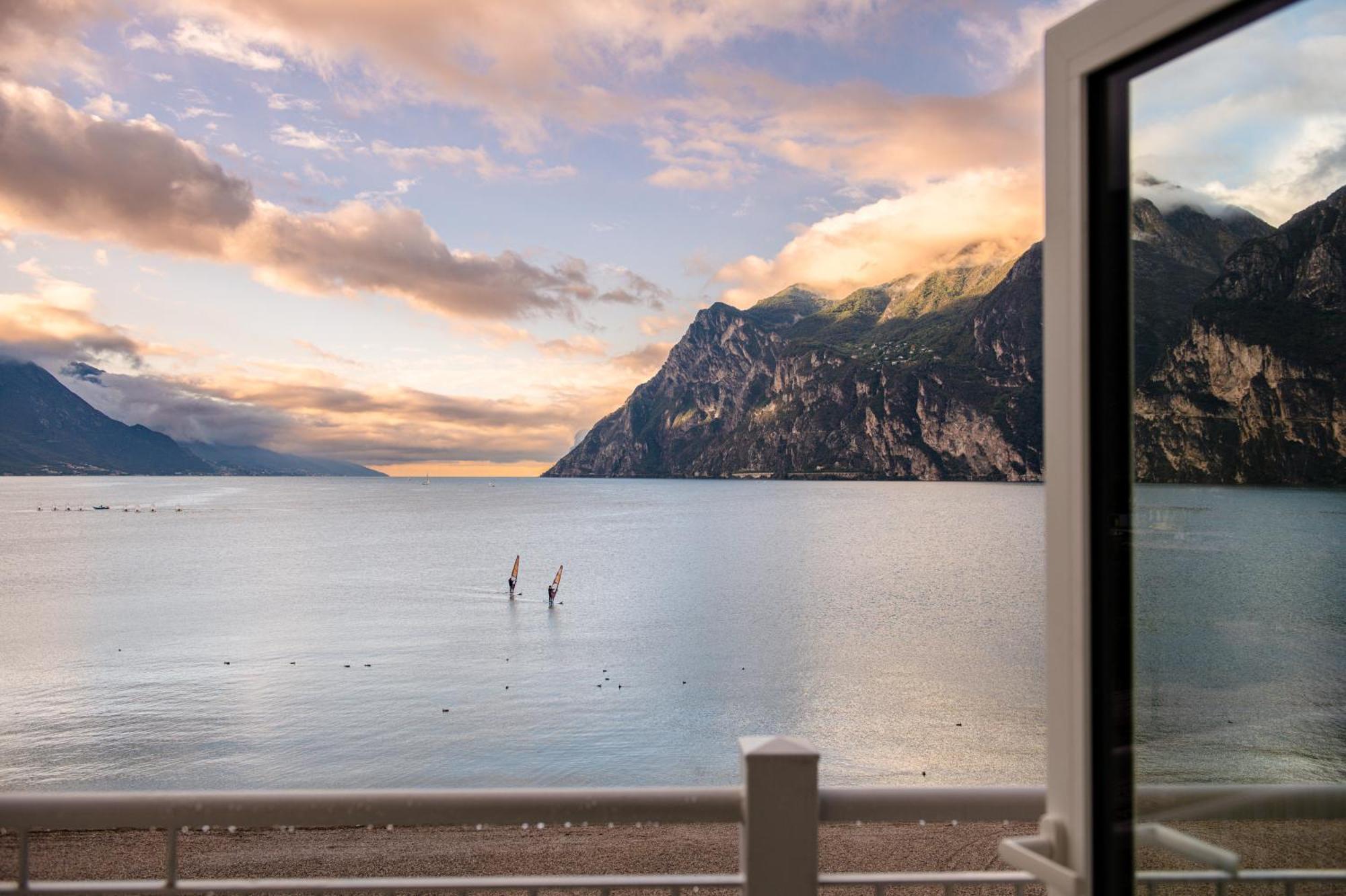 Hotel Baia Azzurra - Lake Front Torbole Sul Garda Екстер'єр фото