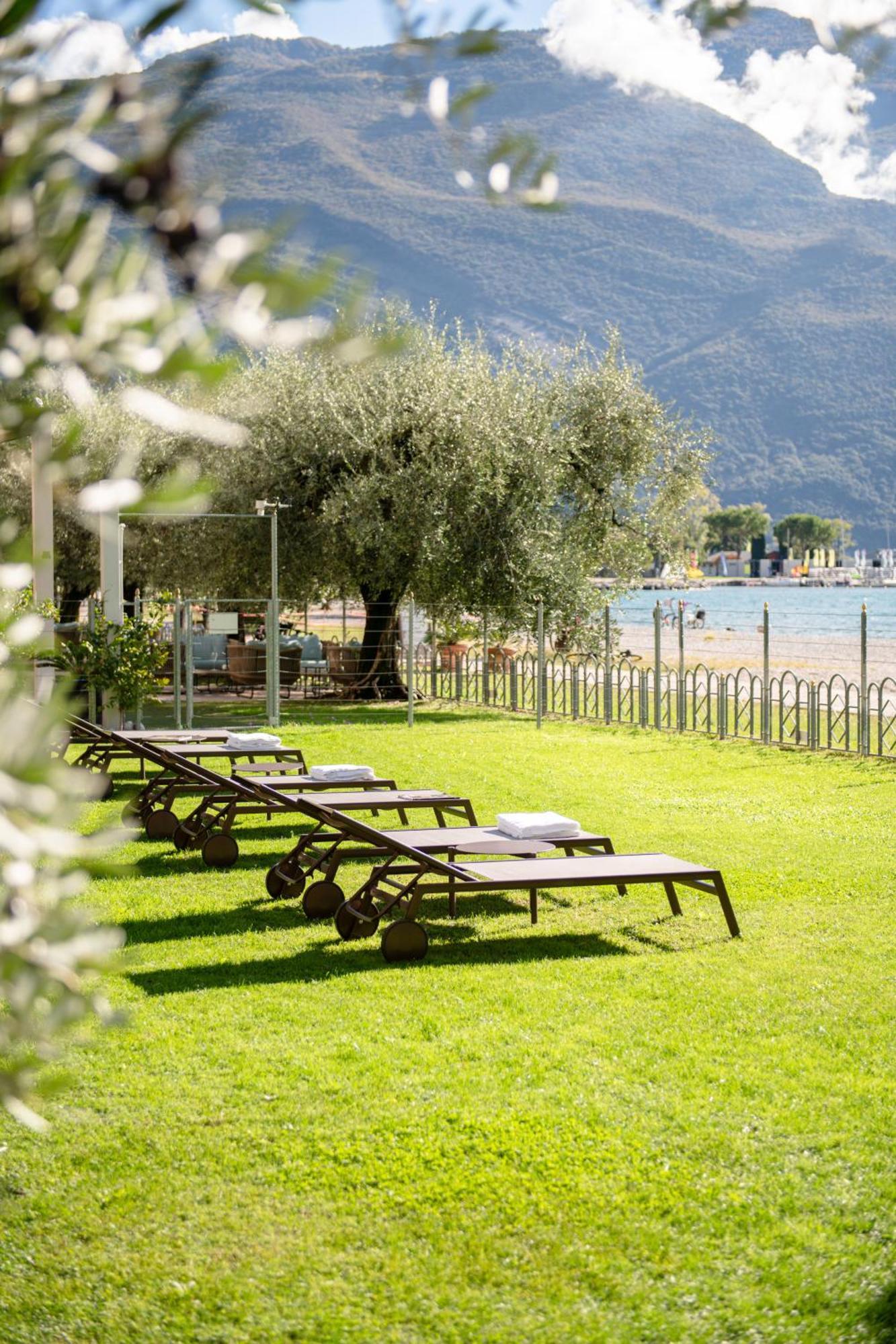Hotel Baia Azzurra - Lake Front Torbole Sul Garda Екстер'єр фото