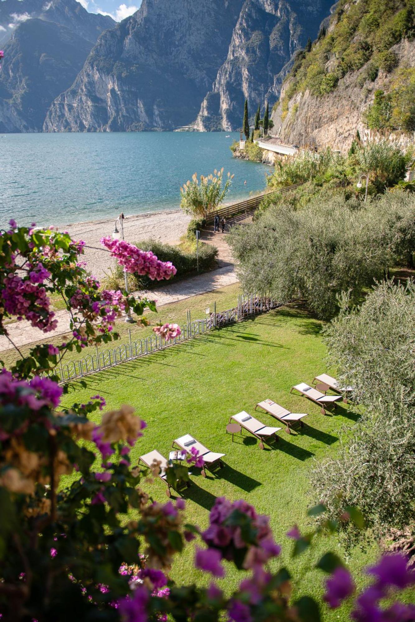 Hotel Baia Azzurra - Lake Front Torbole Sul Garda Екстер'єр фото
