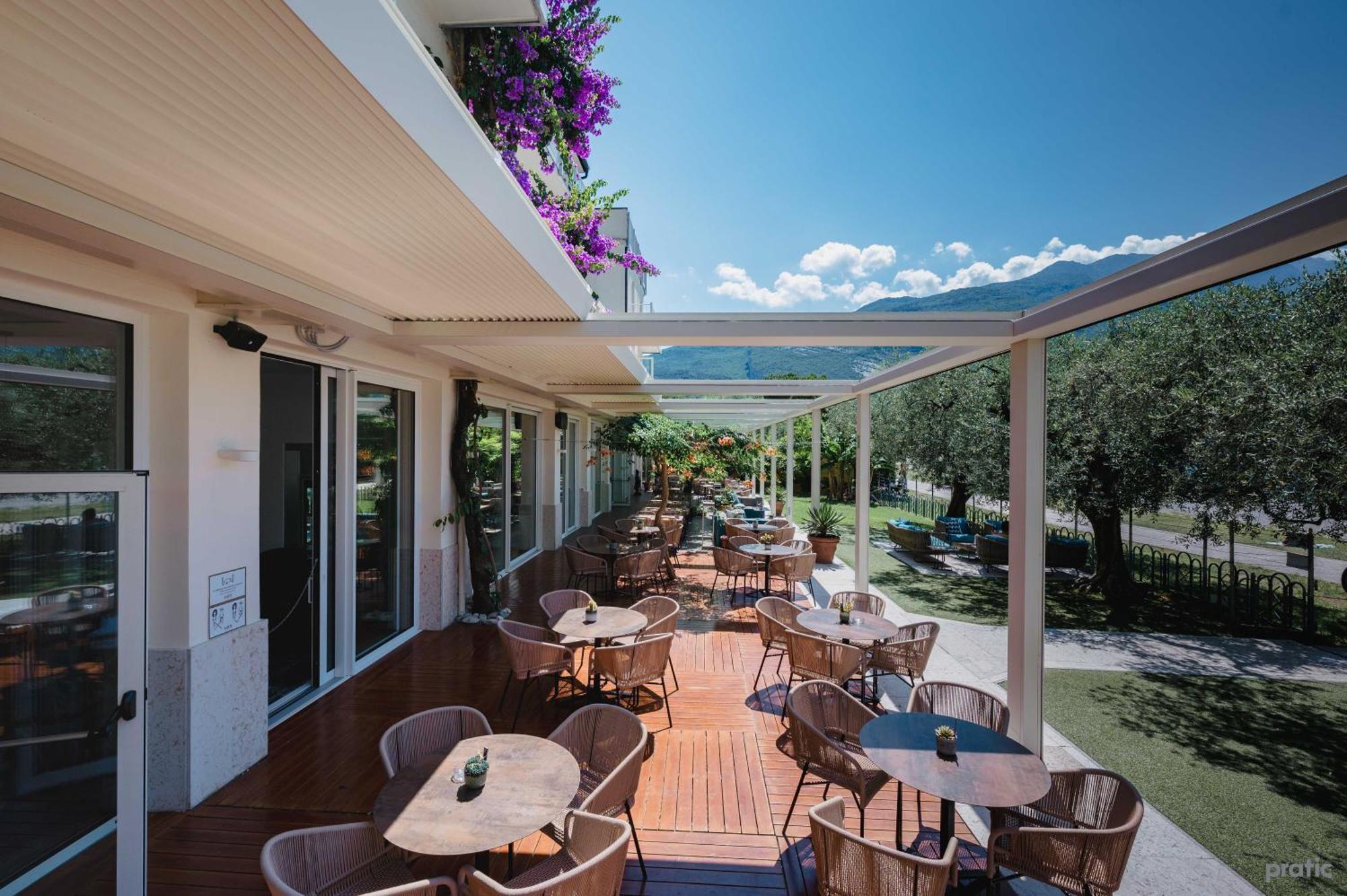 Hotel Baia Azzurra - Lake Front Torbole Sul Garda Екстер'єр фото