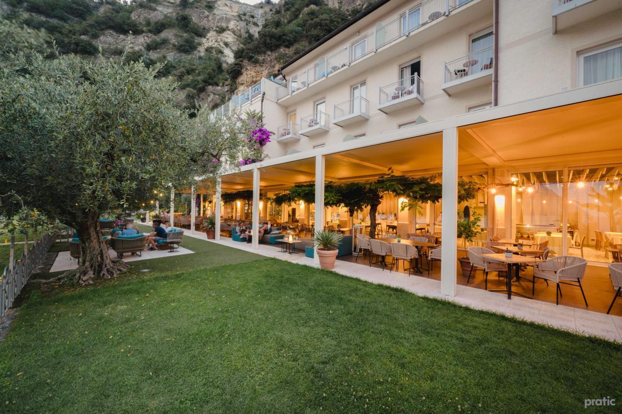 Hotel Baia Azzurra - Lake Front Torbole Sul Garda Екстер'єр фото