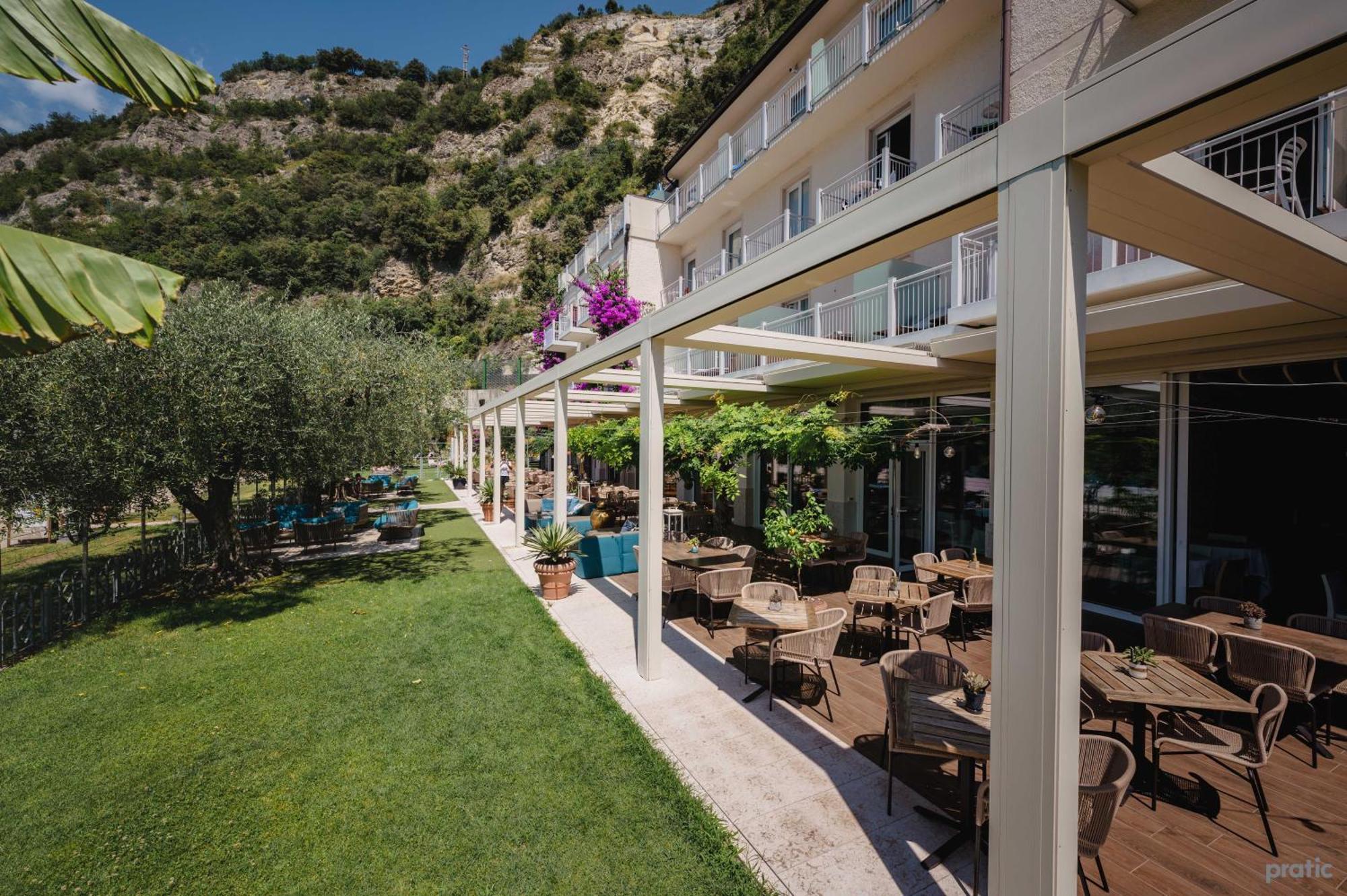 Hotel Baia Azzurra - Lake Front Torbole Sul Garda Екстер'єр фото