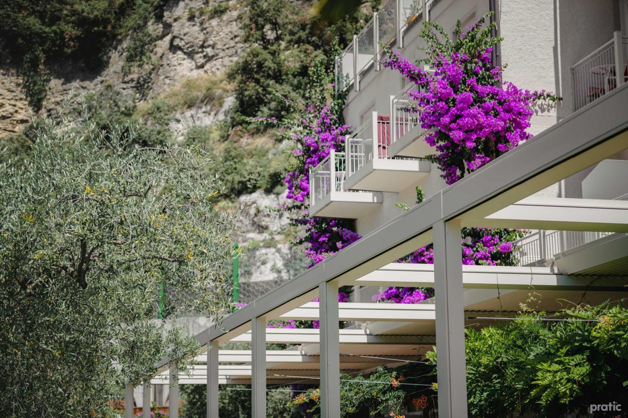 Hotel Baia Azzurra - Lake Front Torbole Sul Garda Екстер'єр фото