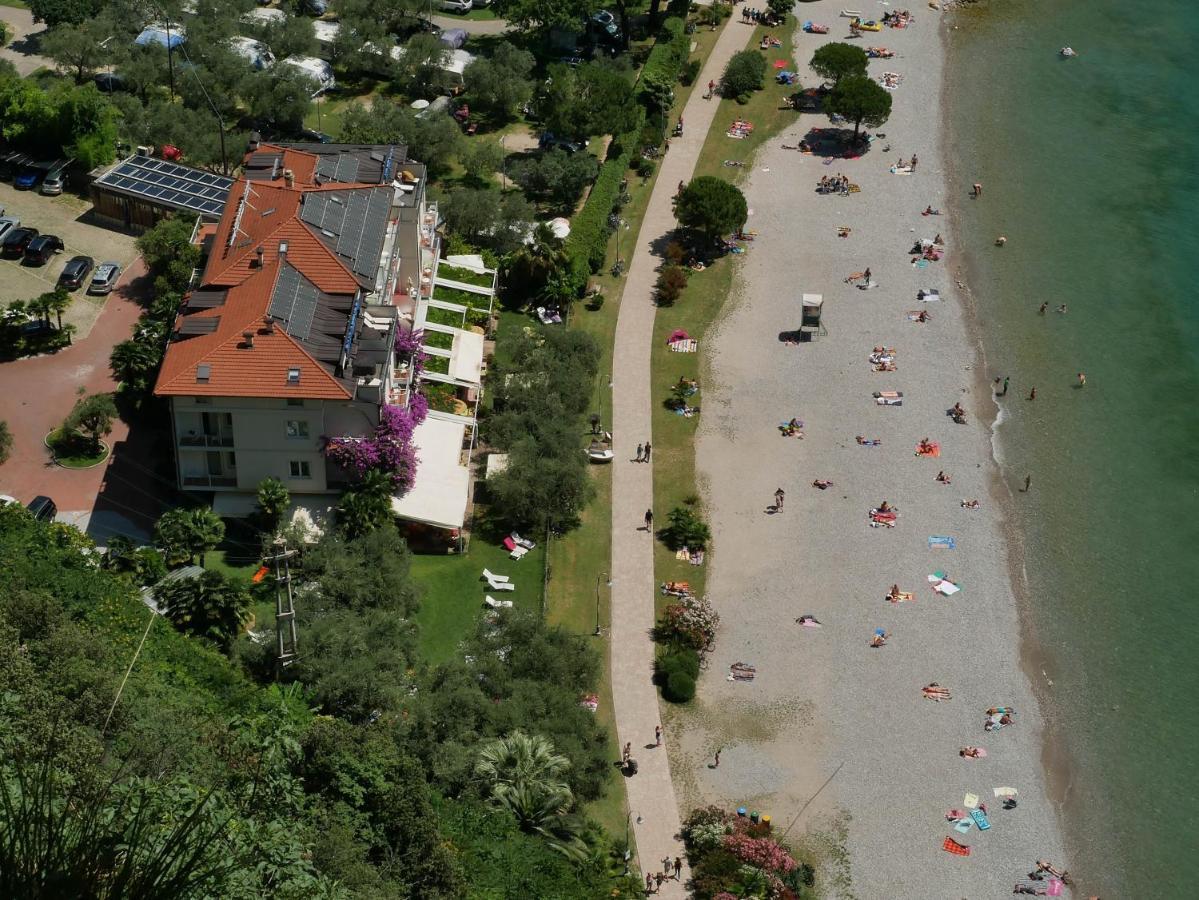 Hotel Baia Azzurra - Lake Front Torbole Sul Garda Екстер'єр фото