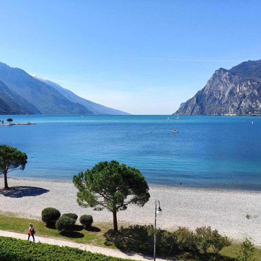 Hotel Baia Azzurra - Lake Front Torbole Sul Garda Екстер'єр фото