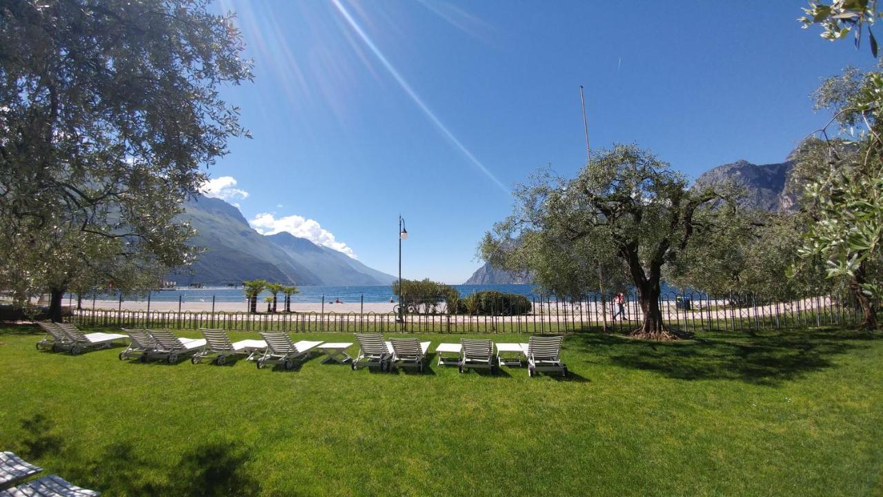 Hotel Baia Azzurra - Lake Front Torbole Sul Garda Екстер'єр фото