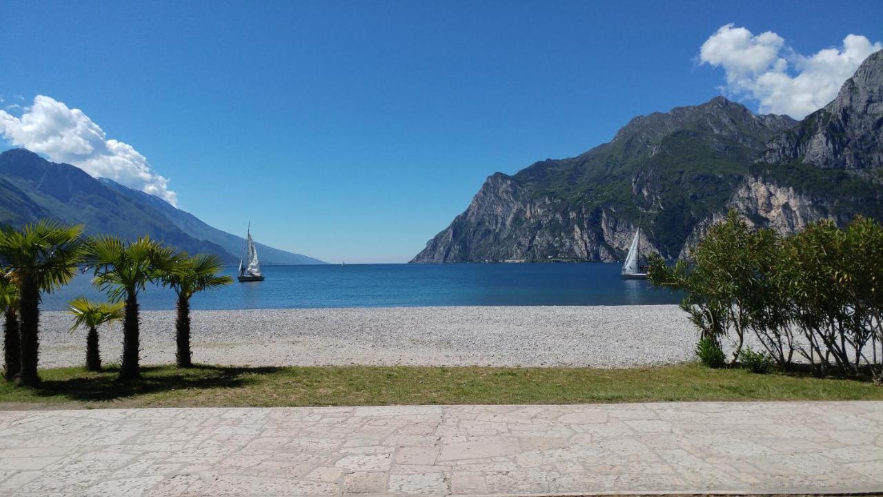 Hotel Baia Azzurra - Lake Front Torbole Sul Garda Екстер'єр фото