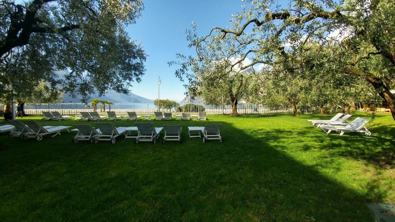Hotel Baia Azzurra - Lake Front Torbole Sul Garda Екстер'єр фото